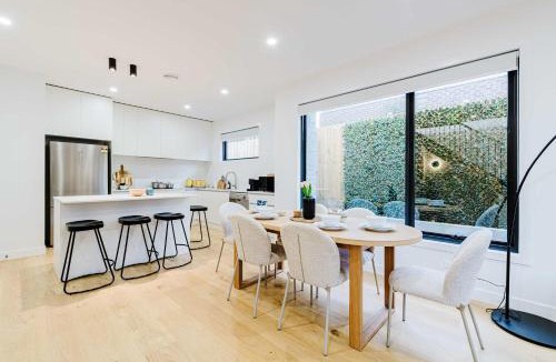 Box Hill North House | Stylish 4BR Family Townhouse with Private Courtyard