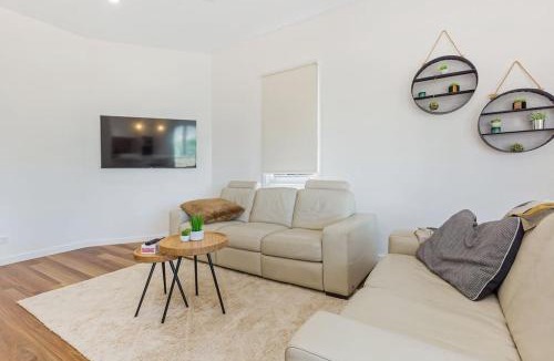 Bendigo House | COSY RETREAT ON FOREST - Offering 3 Comfortable Bedrooms - Sleeps Up to 6 - Please Note - If Booking for 5 or more guests all 3 rooms will be required