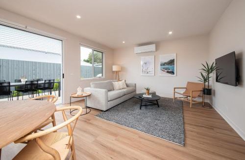 McCrae House | Surrey Sunset Sanctuary in McCrae
