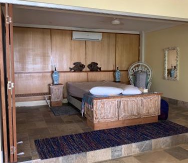 Oak Beach Villa | Beachfront Dolphin Cabin