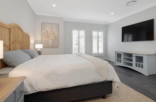 Sunshine Bay House | 4 bedroom home with theatre room, close to CBD and beaches.