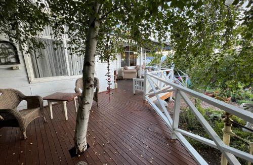 Lakes Entrance Bed & Breakfast | Ivy May Cottage