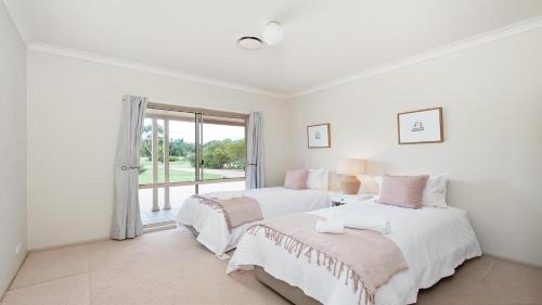 One Mile House | Coast and Country Estate - 15m Heated Pool and Minutes to Beach