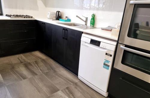 St. Kilda East Apartment | Spacious 3 Bedroom Modern Apartment - St Kilda East