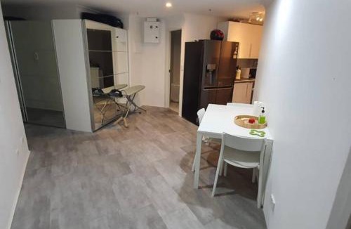City East Apartment | Dana-Spacious Private Room in Shared 2-Bedroom Apartment-1