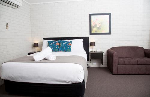 Lavington Hotel | Crystal Fountain Motel Albury