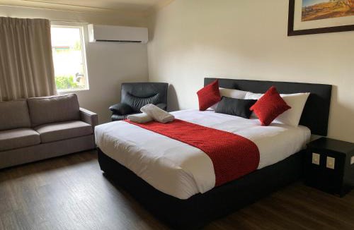 Emerald Hotel | Emerald Explorers Inn