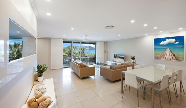 Poinciana Lodges -Ocean Views