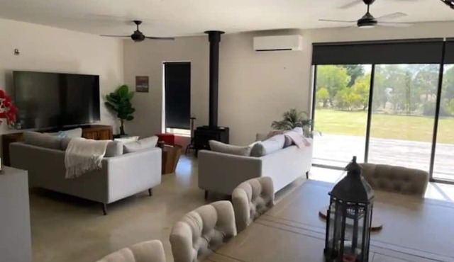 Modern New Beautiful House Near Geelong Sleeps 6-8 Adults and 5 Kids