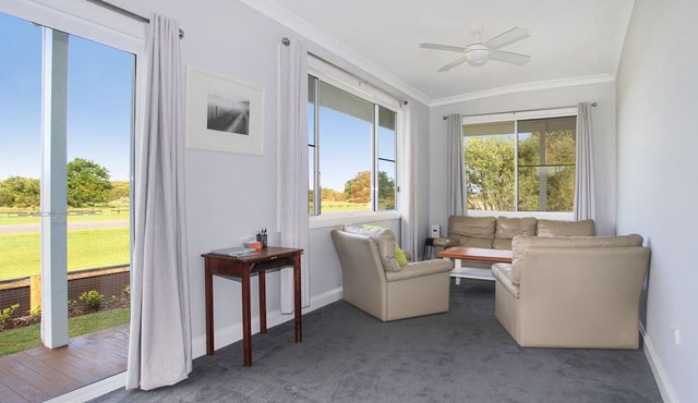 Black Possum Cottage - Views of the Bay