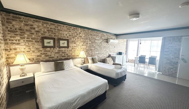 Airport Motel Sir Francis Drake