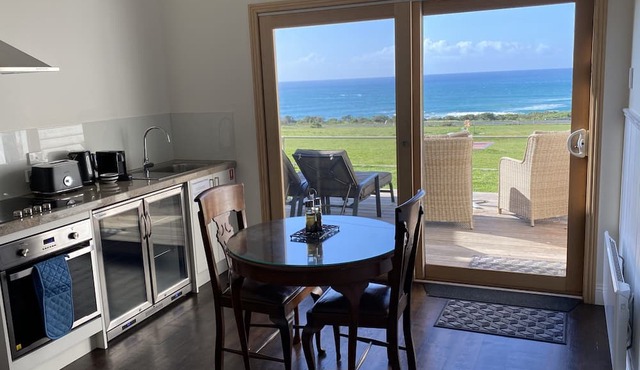 Seacroft Studio - Self Contained Apartment With Stunning Ocean Views