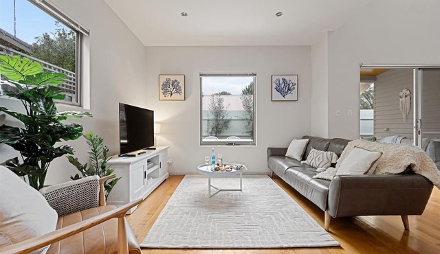 Leafy Lane Villa - 1 Min To Main Street