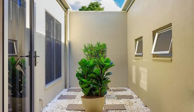 Private Luxury Haven: SUV Hire, Pool, Near Marina