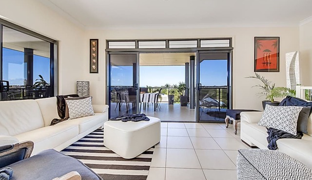 POOL WITH SEAVIEWS AND ENDLESS ENTERTAINING
