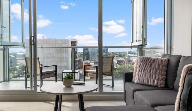 Cosy 2BR CBD Apt. Free Wi-Fi Parking Pool