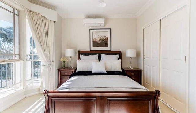 Comfort Private room with queen bed & study