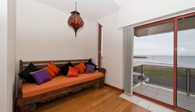 On The Beach - Glenelg, Sea Views, Cafes, Shopping