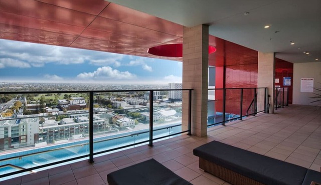 Luxury 1BR CBD Apt with Stunning Views, Pool & Gym