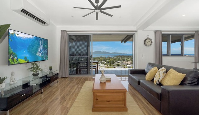 Luxury Loft with Stunning Views (Upstairs)