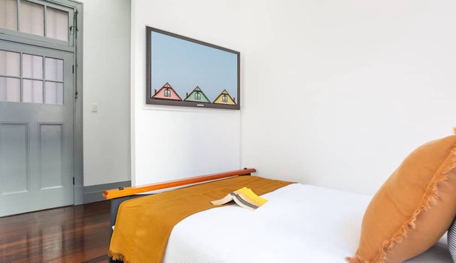 Fabulous NY Loft Style Apartment Opposite Manly Wharf