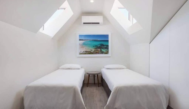 BONDI BEACH STUDIOS VI