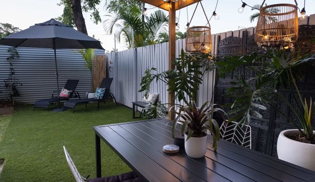 Tropicana Courtyard - Stylish Tropical Retreat with Private Courtyard & Prime Location