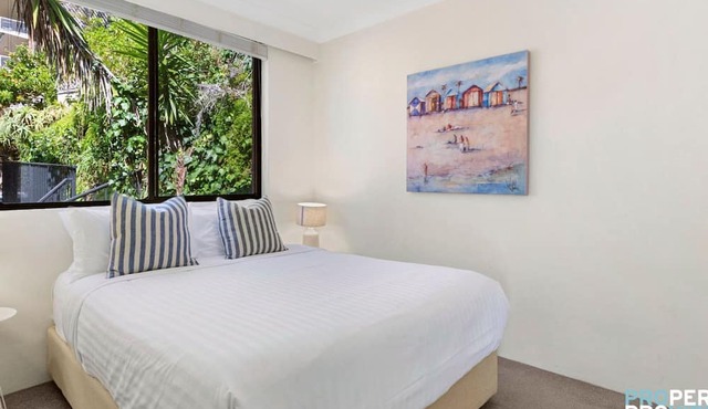 Top Floor 3 Bedroom Apartment - 50m to sand + parking