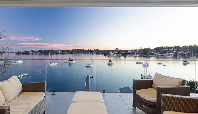 Absolute Waterfront : Lakehouse Fishing Point - Waterfront, Pool, Jetty