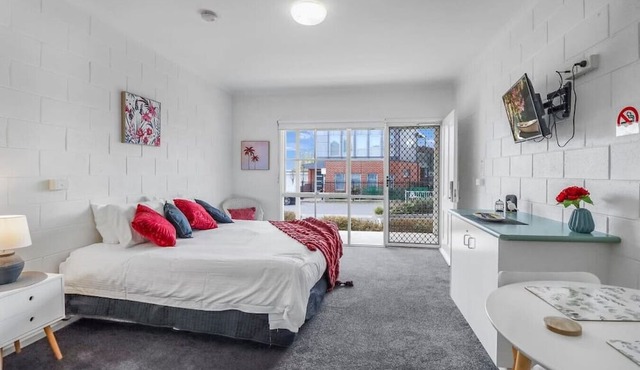 Studio Apt, Essential Comfort, CBD, Mibnb