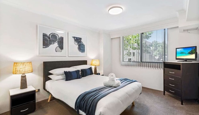 Poolside 2-Bed Haven, Walk to City Centre