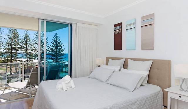 Reflections tower 2 Unit 401 Greenmount Beachfront with Wi-Fi included Easy walk to shops and cafes