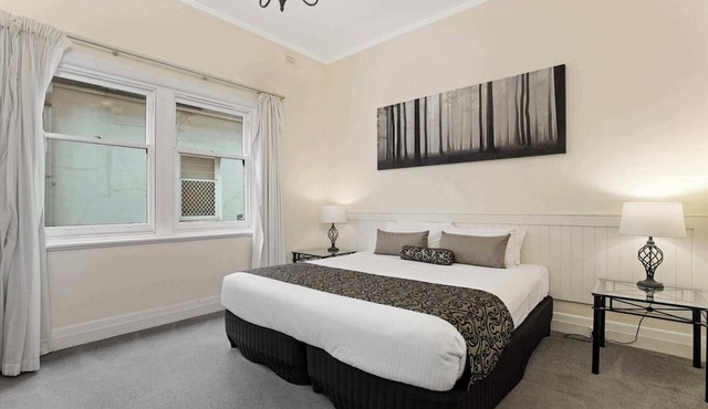 Parkfront Ground Floor Apartment Near Glenelg Beach