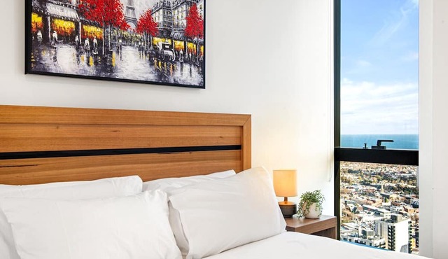 Stylish City Apartment with Expanding City Views