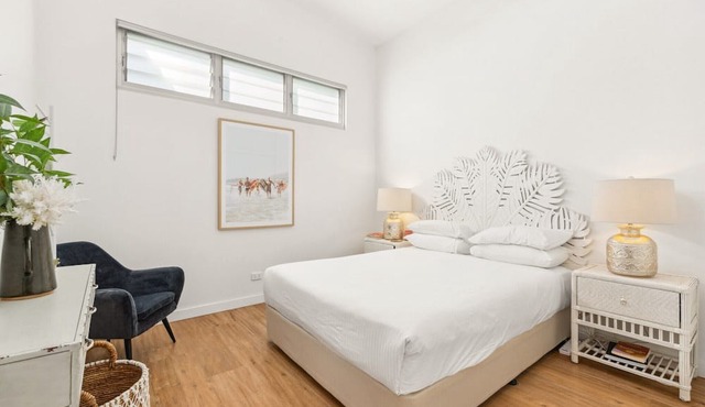 Luxury 2-Bed with Ocean Views and Garden