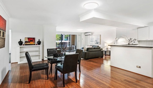 Poolside 2-Bed Haven, Walk to City Centre