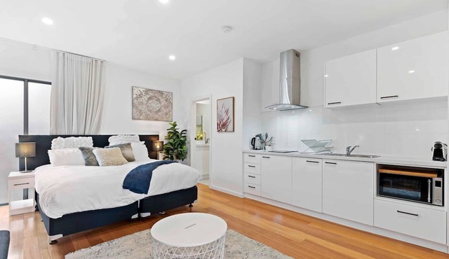 Stunning Studio Apartment Near Public Transport