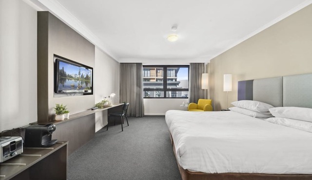 Bright Studio with Pool Access in Parramatta