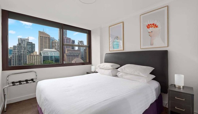 Luxe CBD Apt | Hyde Park Views + Pool & Gym & Spa