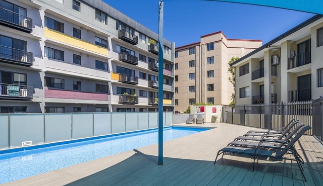 Central East Perth Flat with Pool & Gym Access