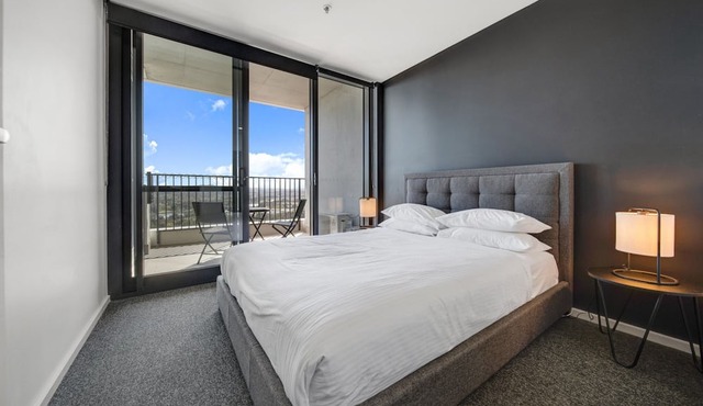 Chic 1-Bed with Stunning Lake View & Indoor Pool