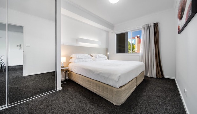 Spacious 2-Bed Conveniently by Lake Tuggeranong