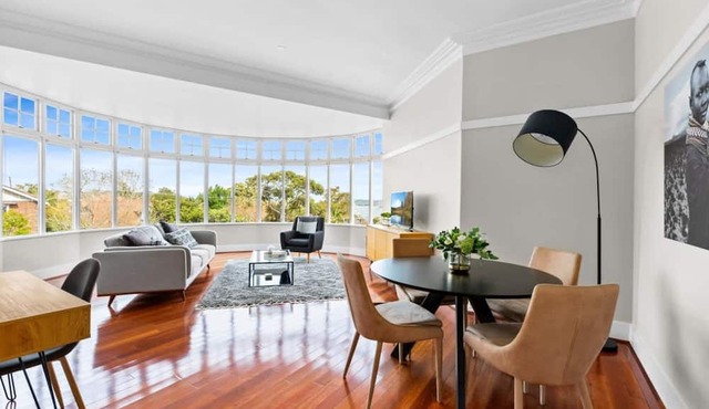 Huge Harbour View Apartment In Historic Home