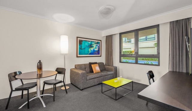 Contemporary 1-Bed First Floor Unit with Pool