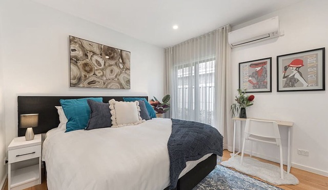 Gorgeous 3-Bed House with Spacious Shared Backyard
