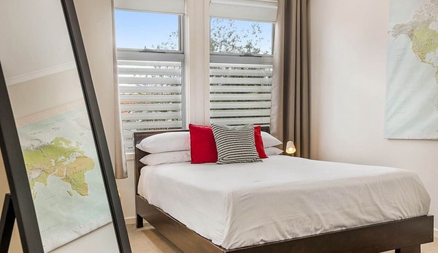 Stunning 2-Bed Unit with BBQ Patio near Dining