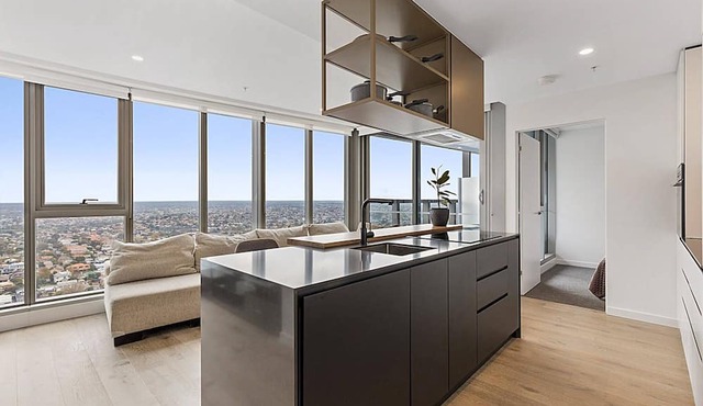 Gorgeous High-Rise Unit with Sky Bar, Pool and Gym
