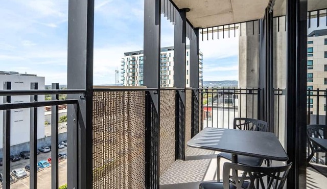 Flinders Heights - A Walkable City-view Stay