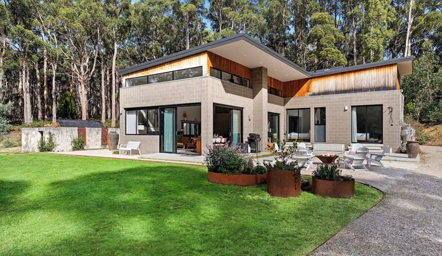 Daylesford retreat on 6 acres, sleeps 8 w/firepit