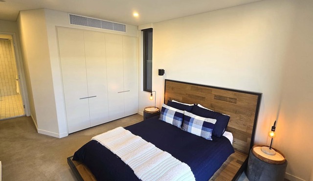 Swanky 2 bed apt with parking - Easy city access
